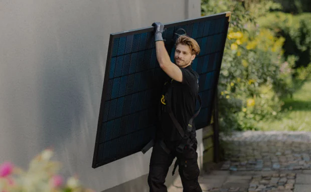 Installateur met zonnepaneel