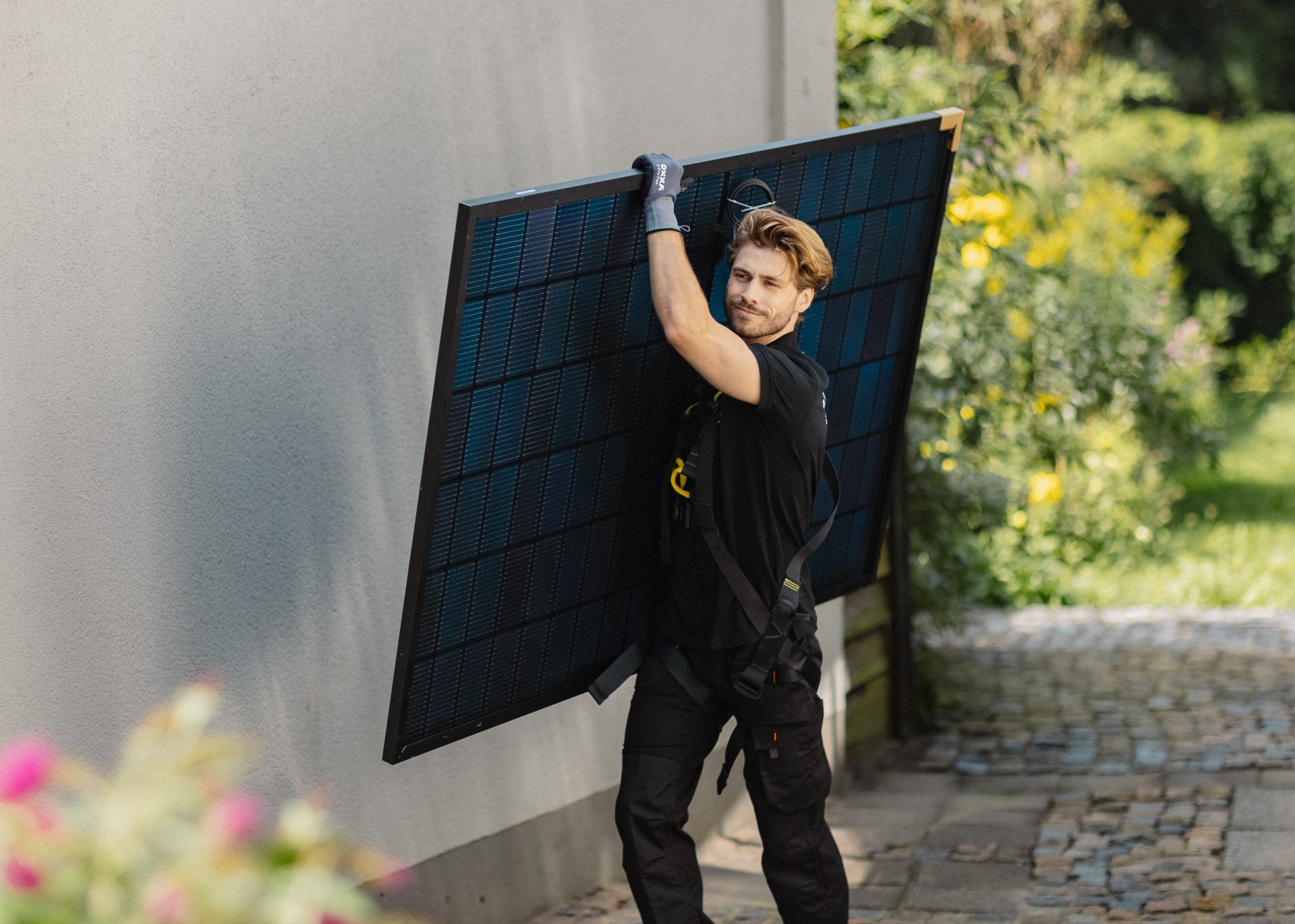 Installateur met zonnepaneel