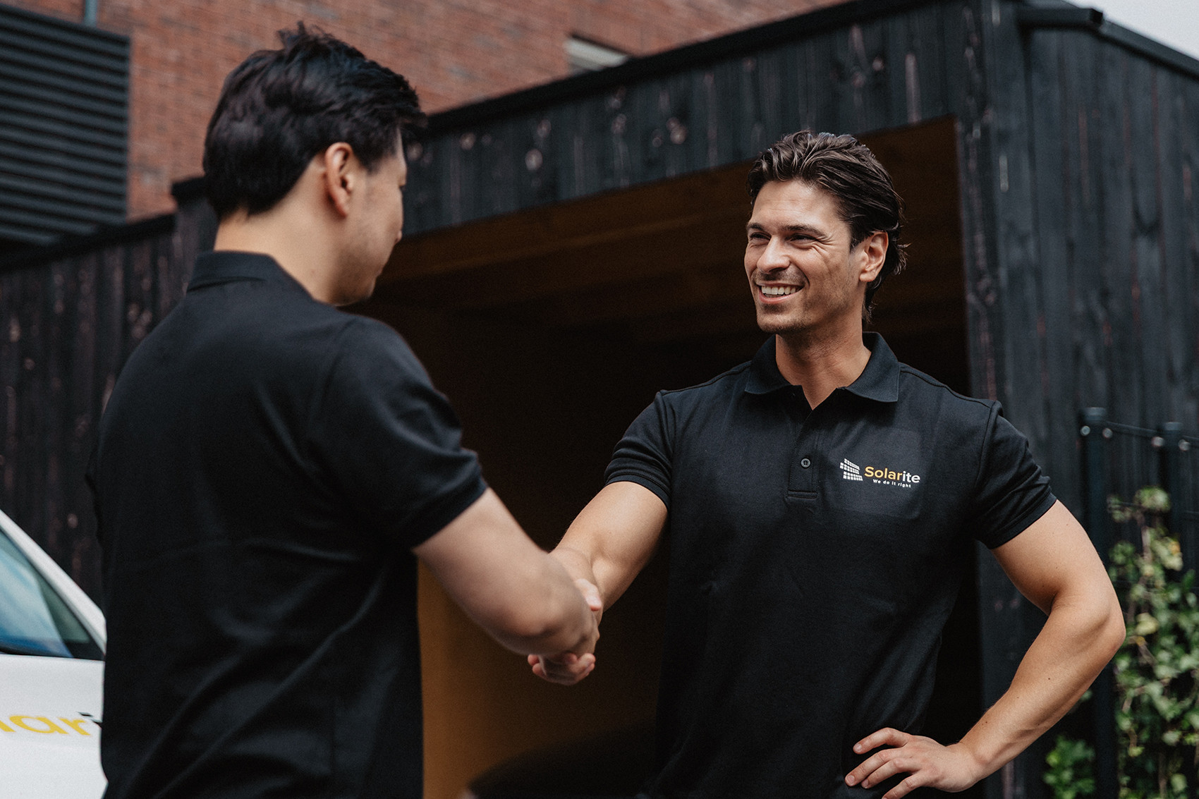 Installateurs geven elkaar een hand